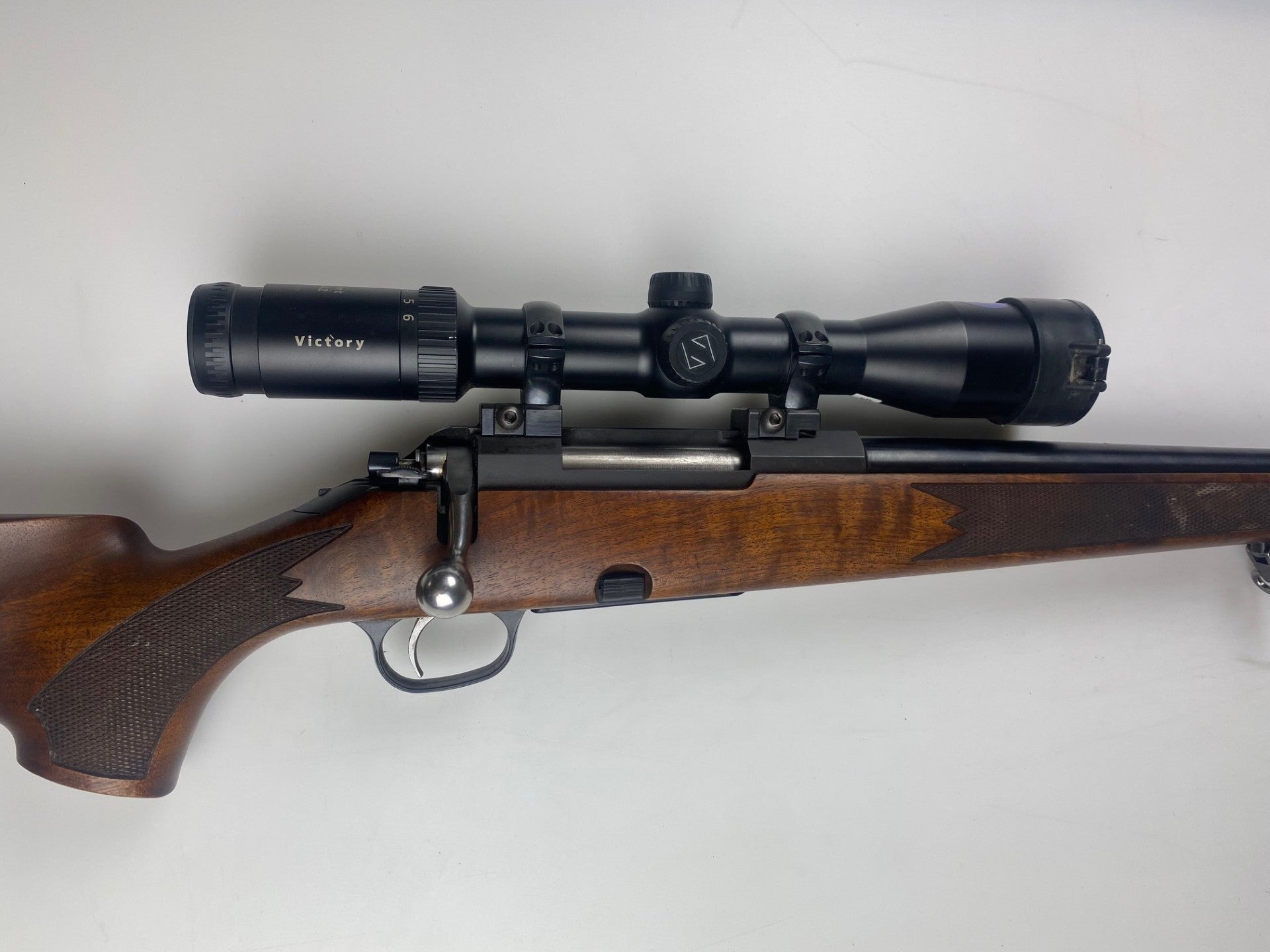 Brugt Tikka M695 222Rem med Zeiss victory Varipoint 1.5-6x42